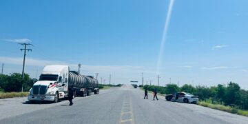 Tránsito Estatal asegura tractocamión con hidrocarburo crudo