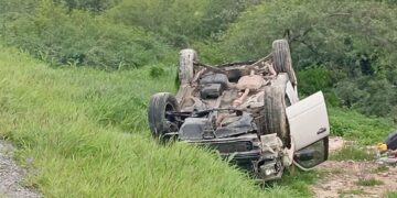 Guardia Estatal auxilia a familia viajera tras volcadura