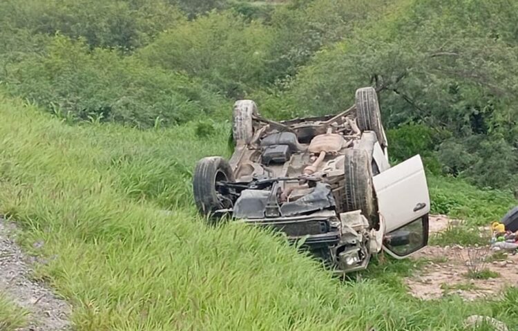 Guardia Estatal auxilia a familia viajera tras volcadura