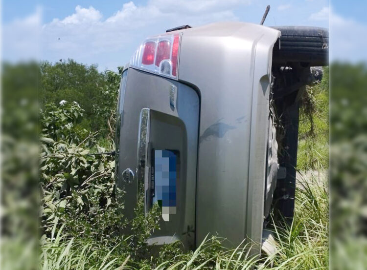 Guardia Estatal auxilia a pareja lesionada en volcadura