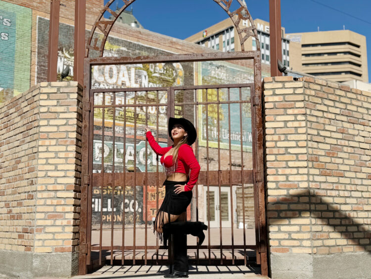 Erika Renée graba visualizer para su nuevo tema