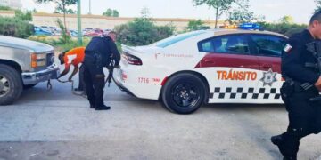 Tránsito Estatal auxilia a conductor tras falla mecánica