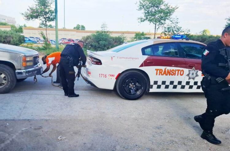 Tránsito Estatal auxilia a conductor tras falla mecánica
