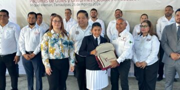 Encabeza titular de la SSPT entrega de libros, uniformes y útiles escolares en Miguel Alemán
