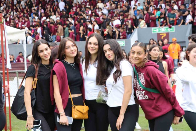 Dan bienvenida cientos de estudiantes a la familia UAG