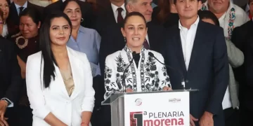 Recibe Sheinbaum a dos senadores electos del PRD que se suman a Morena