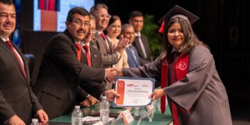 El rector Dámaso Anaya preside la graduación de 161 egresados de la UAT