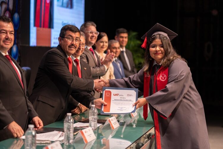 El rector Dámaso Anaya preside la graduación de 161 egresados de la UAT