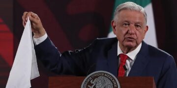 Renuncia AMLO a militancia en Morena; celebra nueva dirigencia