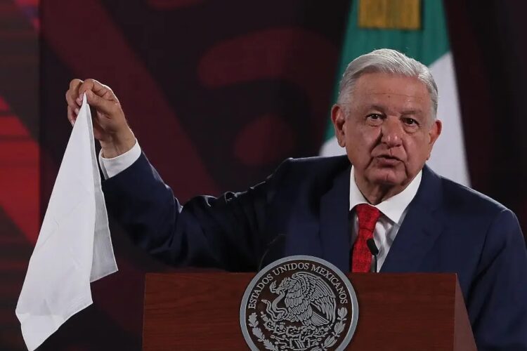 Renuncia AMLO a militancia en Morena; celebra nueva dirigencia