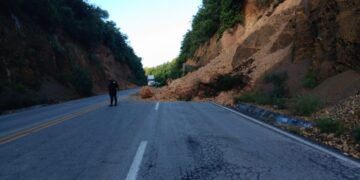 Guardia Estatal previene accidentes tras deslave de tierra y piedras