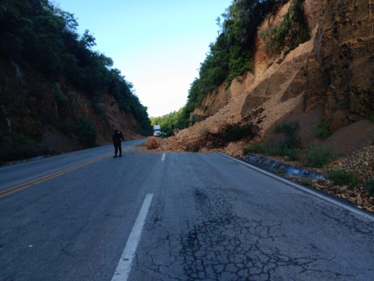 Guardia Estatal previene accidentes tras deslave de tierra y piedras