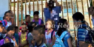 Ante la ausencia de docentes, padres de familia cierran escuela primaria en el Ejido Vista Hermosa.