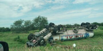 Guardia Estatal brindó seguridad tras volcadura de pipa cargada de gas