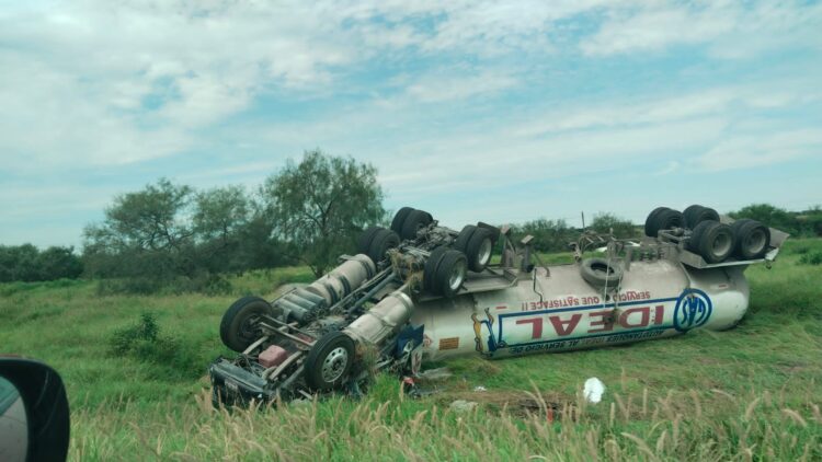 Guardia Estatal brindó seguridad tras volcadura de pipa cargada de gas