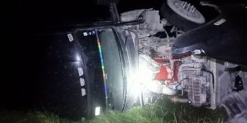 Guardia Estatal brinda apoyo tras volcadura de cisterna con combustible