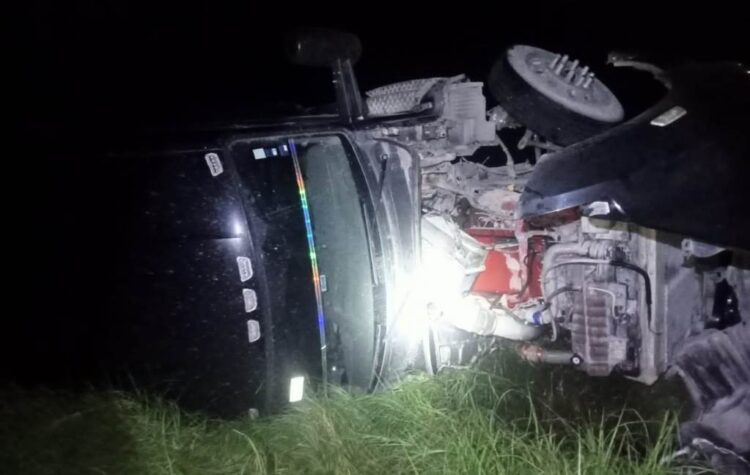 Guardia Estatal brinda apoyo tras volcadura de cisterna con combustible
