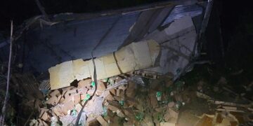 En San Fernando; Vuelca tráiler cargado con latas de chile jalapeños