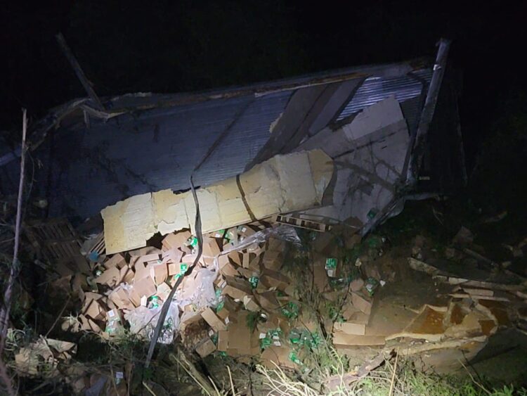 En San Fernando; Vuelca tráiler cargado con latas de chile jalapeños