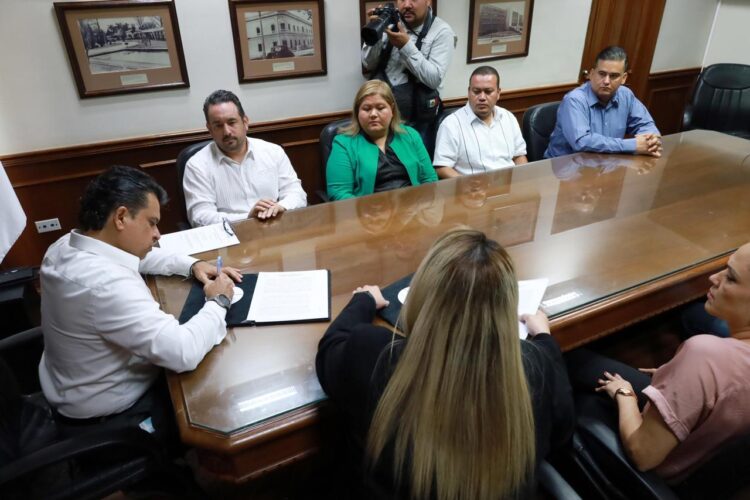 Firma Eduardo Gattás acta de entrega-recepción 2021-2024.