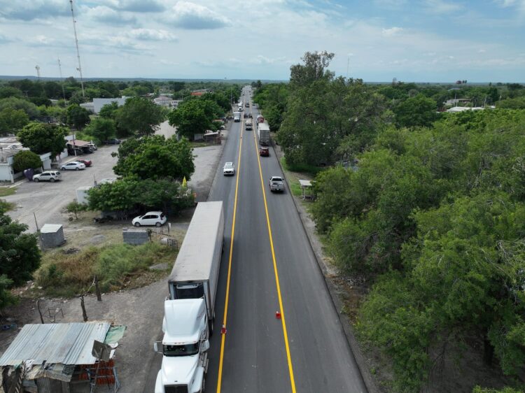 Rehabilita Obras Públicas tramo carretero frente a Padilla