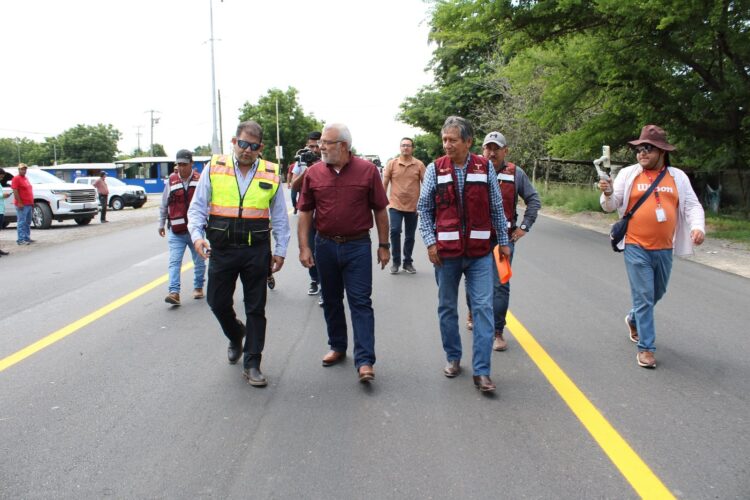 Rehabilita Obras Públicas tramo carretero frente a Padilla