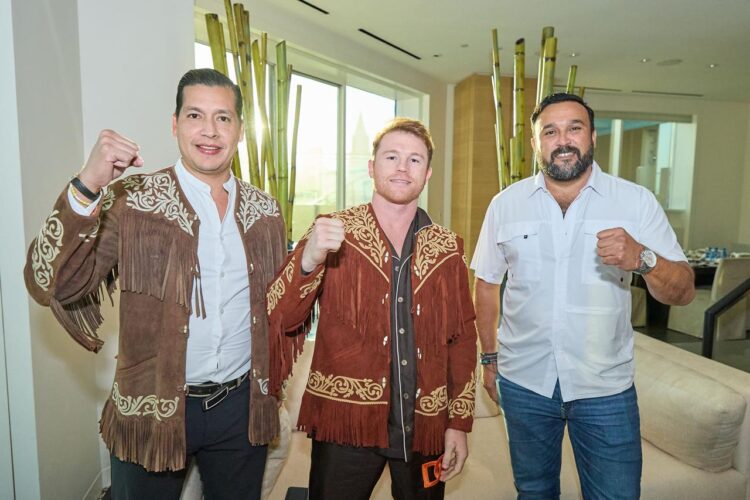 Presentan cinturón tamaulipeco en Las Vegas y “Canelo” Álvarez se enfunda la cuera