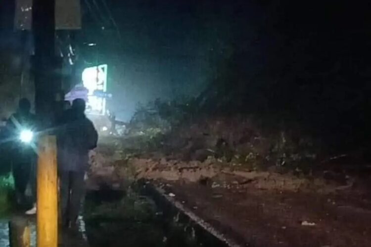 Se desgaja cerro en Edomex; reportan personas atrapadas