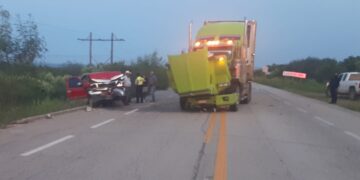Guardia Estatal atiende choque entre tráiler y camioneta