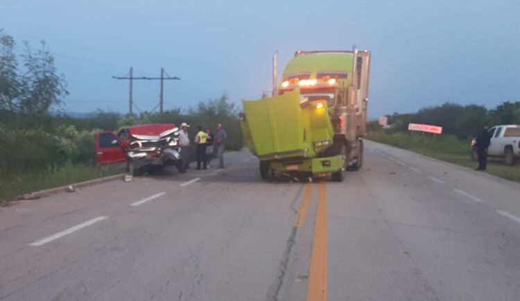 Guardia Estatal atiende choque entre tráiler y camioneta