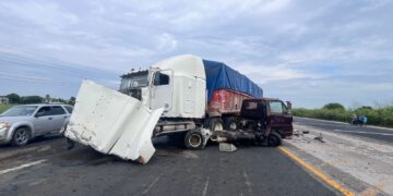 Pierde la vida al chocar contra tráiler