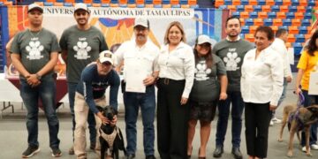 Entrega la UAT en adopción a héroes caninos