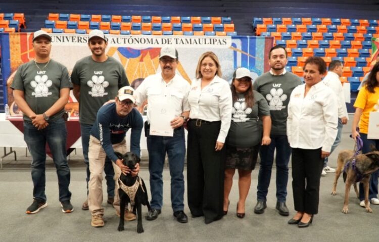 Entrega la UAT en adopción a héroes caninos
