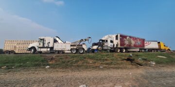 Guardia Estatal auxilia a conductor de tráiler tras accidente vial