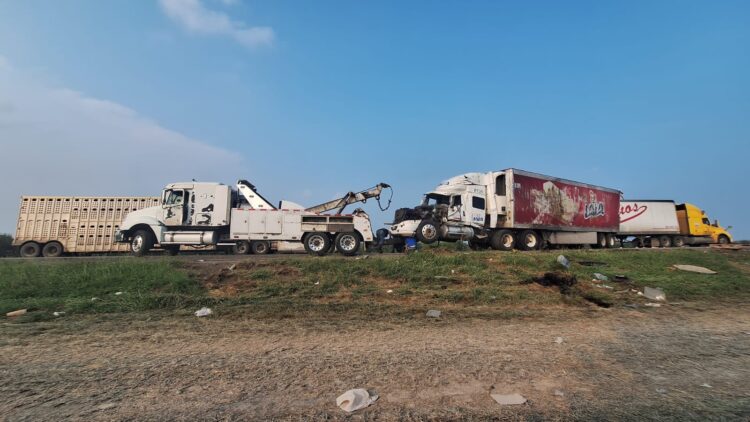 Guardia Estatal auxilia a conductor de tráiler tras accidente vial