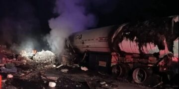 Tráileres chocan de frente en carretera de Veracruz; hay un muerto