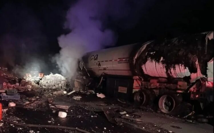 Tráileres chocan de frente en carretera de Veracruz; hay un muerto