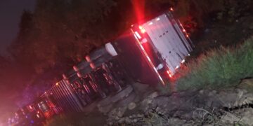 Guardia Estatal atiende volcadura de tractocamión cargado con alimento para ganado