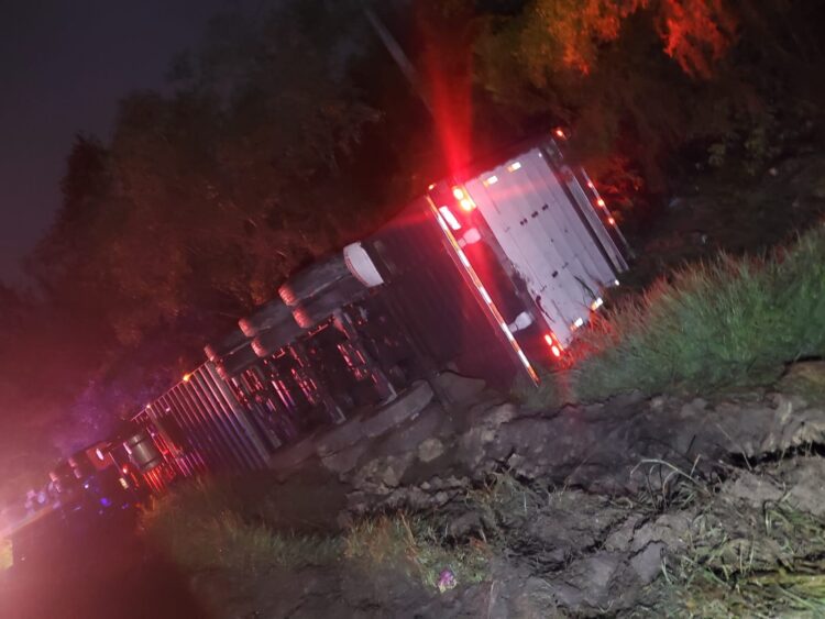 Guardia Estatal atiende volcadura de tractocamión cargado con alimento para ganado
