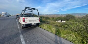Guardia Estatal atiende volcadura con persona lesionada y una fallecida