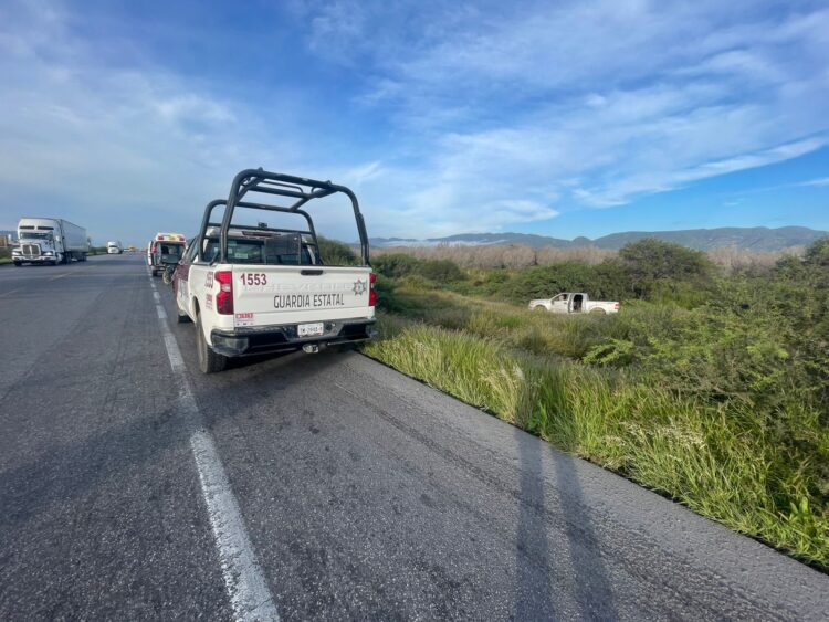 Guardia Estatal atiende volcadura con persona lesionada y una fallecida