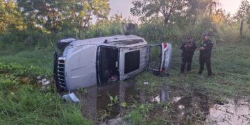 Vuelca camioneta en Carretera Federal 85 Llera-Mante