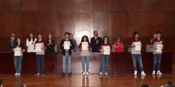 Estudiantes de UAG High School se certifican en inglés