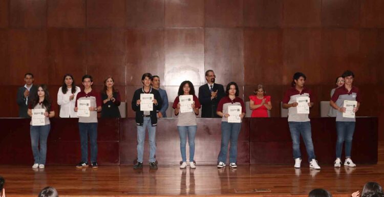 Estudiantes de UAG High School se certifican en inglés