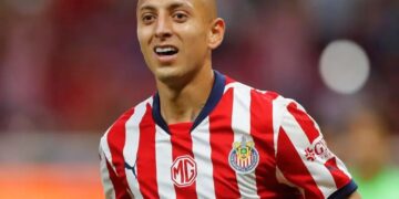 Federación Mexicana descarta sancionar a jugador del Chivas por lanzar petardo a periodistas