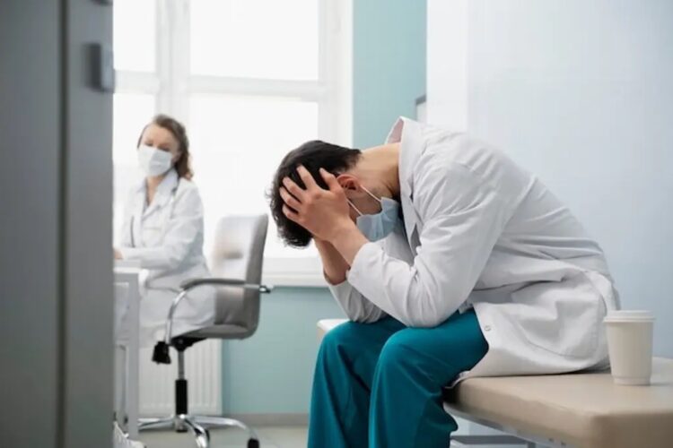 Urgen eliminar estigmas en atención a la salud mental en personal médico