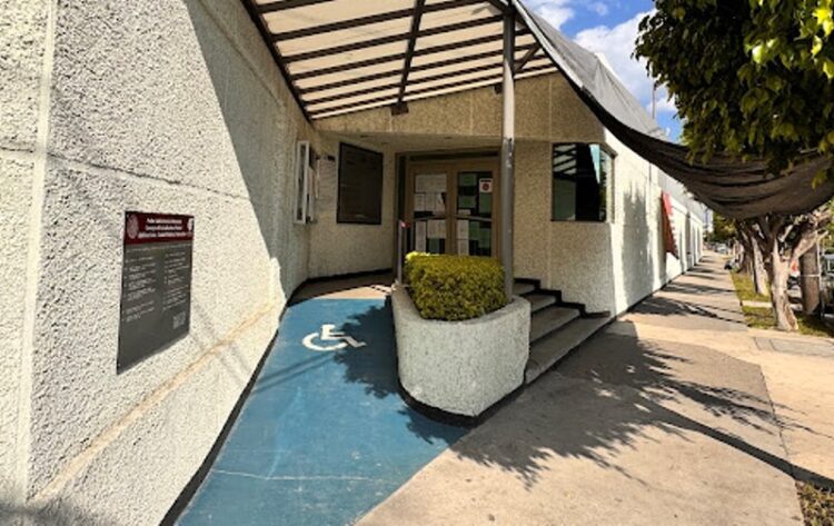 Rompen candados para iniciar labores en tribunales federales.