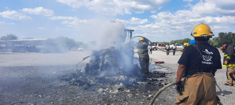 Guardia Estatal atiende incendio de cabina de tráiler