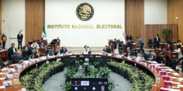 Juez amaga con multar a consejeros del INE si no frenan reforma judicial