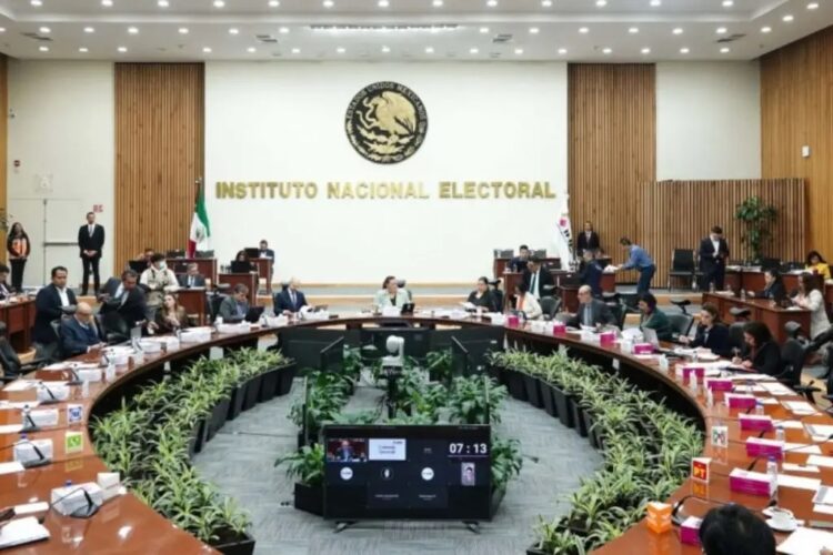 Juez amaga con multar a consejeros del INE si no frenan reforma judicial